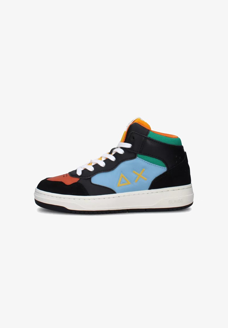 Sneaker alta con una base in pelle nera, dettagli in arancione, verde, blu e rosso. Presenta lacci bianchi, design geometrici gialli e materiali testurizzati.