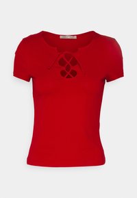 Camiseta de algodón roja con cuello redondo y un diseño de corte en la parte frontal. Mangas cortas y una silueta ajustada. Etiqueta: Anna Field.