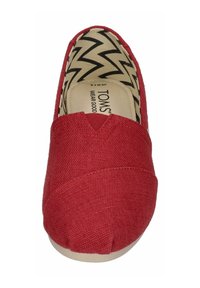 Κόκκινο καμβά παπούτσι slip-on με υφή υφάσματος, στρογγυλή μύτη και εσωτερική επένδυση με μοτίβο ζιγκ-ζαγκ. Διαθέτει ραμμένη ταινία κατά μήκος του μπροστινού μέρους.