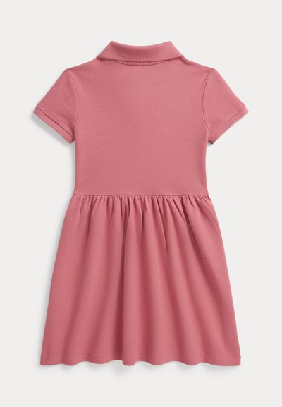 Ροζ φόρεμα πόλο με κοντά μανίκια, υφασμάτινη υφή, λαιμόκοψη με γιακά και σφηκοειδής μέση που δημιουργεί φούστα με ανοδική γραμμή. Ομαλή γραμμή τελειώματος.