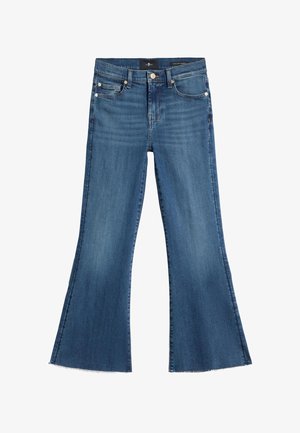 Niebieskie dżinsy z lekko rozszerzanymi nogawkami, przednimi i tylnymi kieszeniami, zapięciem na guzik oraz wyblakłą teksturą na udach i kolanach.