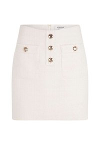 Jupe mini blanche texturée avec une coupe droite, dotée de trois boutons brillants à l'avant et de deux poches avant.