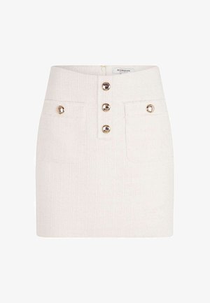Gonna mini bianca strutturata con taglio dritto, caratterizzata da tre bottoni lucidi sul davanti e due tasche frontali.