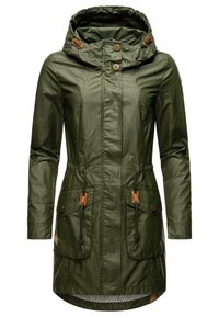 Olivgrön lättviktsparka med huva, som har två framfickor, justerbara snoddar och bruna läderdetaljer. Slät textur.