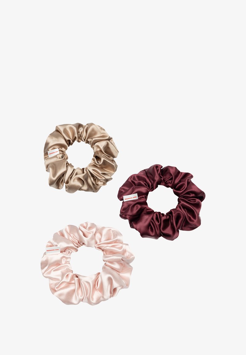 Tre fasce per capelli in satin: beige chiaro, rosa blush e bordeaux. Ognuna presenta un design arricciato e un piccolo etichetta rossa con del testo.