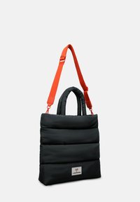 Borsa tote nera imbottita con due manici superiori e una tracolla arancione regolabile. Presenta una superficie testurizzata e un'etichetta con logo sul fronte.