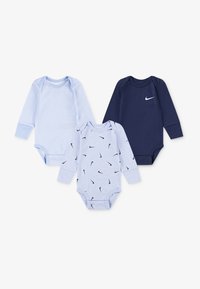 Tri body na dlhý rukáv pre bábätká: svetlomodré s pruhmi, svetlomodré s čiernymi logami Nike a námornícky modré s bielym logom Nike.