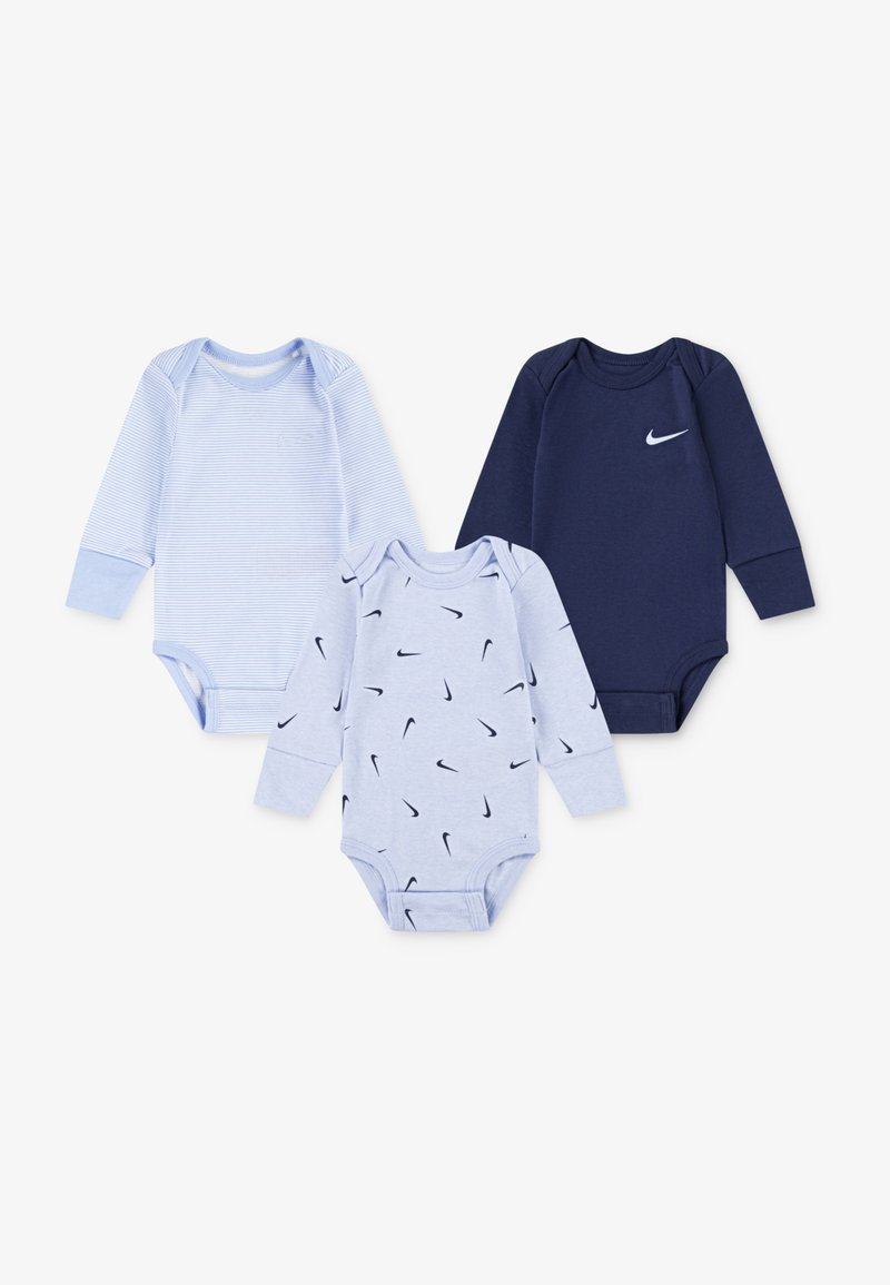 Tri body na dlhý rukáv pre bábätká: svetlomodré s pruhmi, svetlomodré s čiernymi logami Nike a námornícky modré s bielym logom Nike.