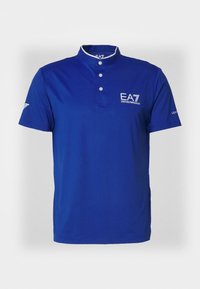 Mėlyna polo marškinėliai su stovinčiu apykakle, dviem mygtukais ir trumpomis rankovėmis. Sukurtas išsiskirti logotipu ant krūtinės ir akcentinėmis detalėmis ant rankovių.