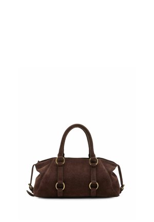 Bruine suède handtas met dubbele handvatten en goudkleurige metalen ringdetails op een witte achtergrond.