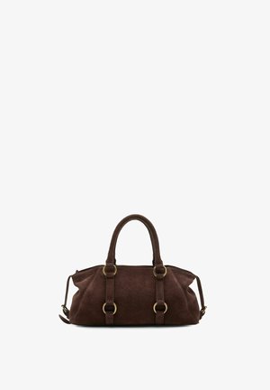 Bruine suède handtas met dubbele handvatten en goudkleurige metalen ringdetails op een witte achtergrond.