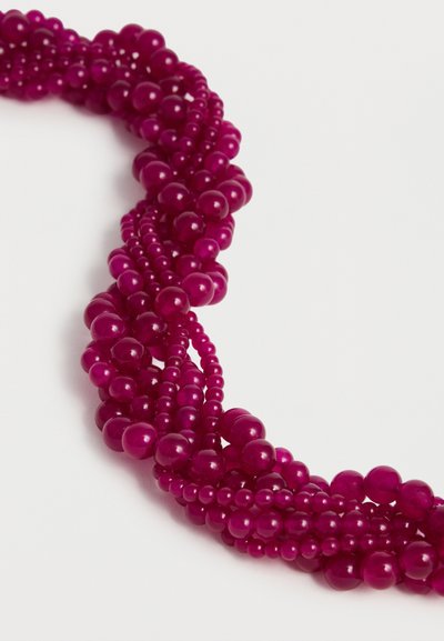 Πολλαπλά νήματα με λαμπερούς, στρογγυλούς, σκούρους ροζ χάντρες στριμμένα μαζί σχηματίζοντας ένα παχύ, πλεγμένο κολιέ.