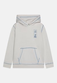 Jasnoszara bluza ze sztucznego materiału, z niebieskimi przeszyciami, kieszenią z przodu oraz metką na piersi z informacjami o marce.