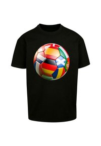 Juodas marškinėliai su grafika, pavaizduojančia futbolo kamuolį, dekoruotą įvairiomis nacionalinėmis vėliavomis, apvalios formos, blizgus paviršius.
