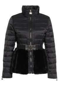 Czarna kurtka puchowa z wysokim kołnierzem, zamkiem z przodu, elastycznym pasem z klamrą i sztucznym futrem na dole. Całość pikowana.