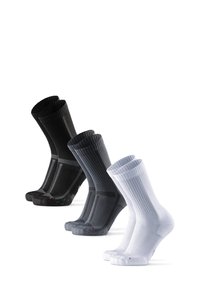 Calcetines de rendimiento en negro, gris oscuro y blanco. Presentan una textura acanalada, punteras reforzadas y acentos en contraste para mayor durabilidad y ajuste.