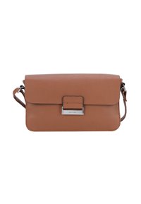 Hnědá kožená crossbody taška s texturovaným povrchem, obdélníkovým tvarem, klopovým uzávěrem a stříbrným kovovým doplňkem.