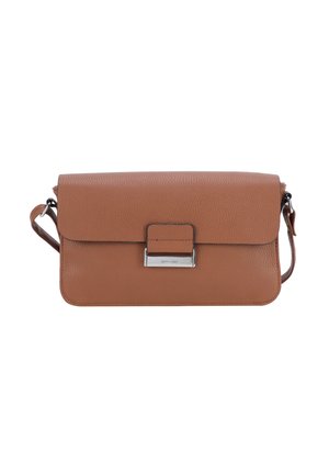 Hnědá kožená crossbody taška s texturovaným povrchem, obdélníkovým tvarem, klopovým uzávěrem a stříbrným kovovým doplňkem.