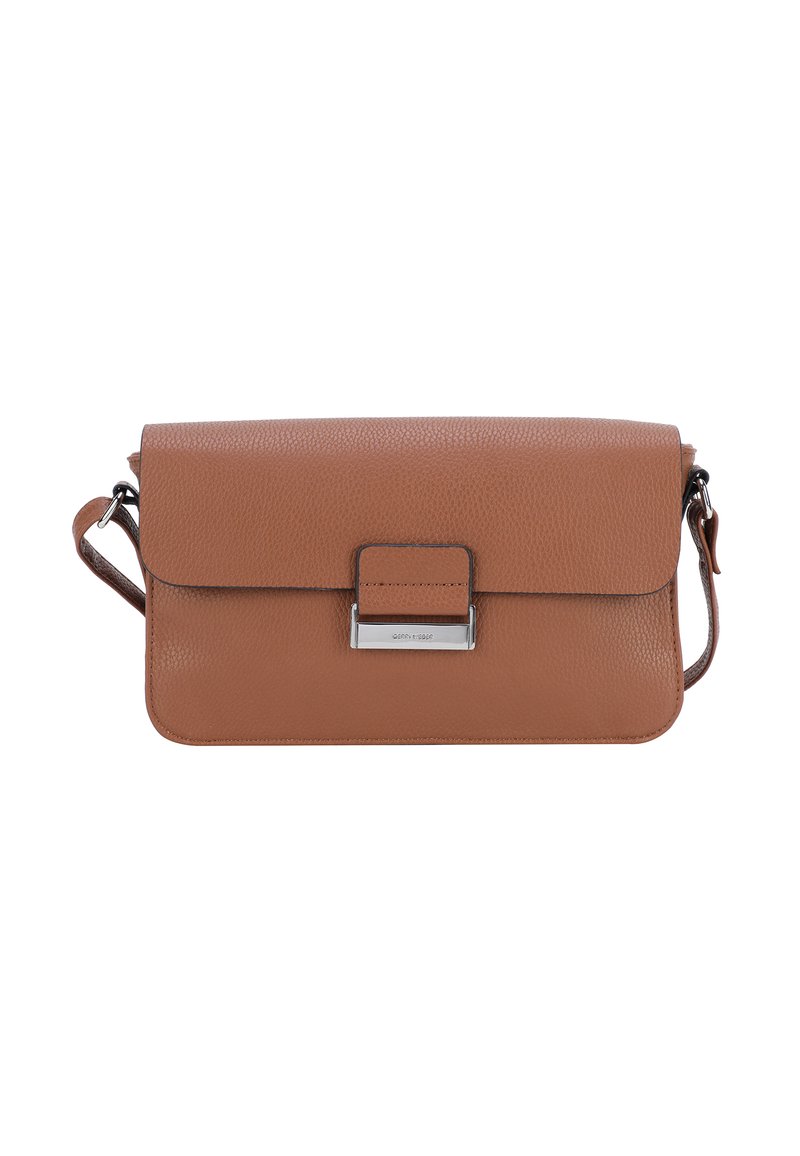 Hnědá kožená crossbody taška s texturovaným povrchem, obdélníkovým tvarem, klopovým uzávěrem a stříbrným kovovým doplňkem.