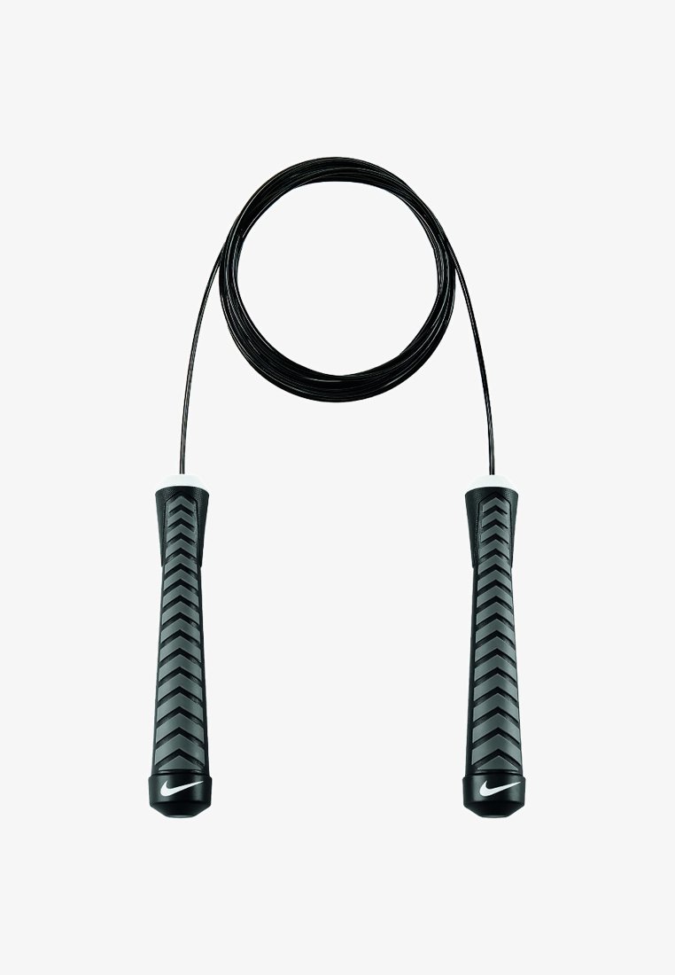 Corda de pular preta com punhos de borracha texturizada apresentando um padrão de ziguezague; cabo de metal leve está enrolado e ligado a cada extremidade do punho.
