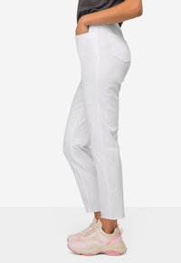 LAURASØN 4-POCKET FRANSENSAUM - Džíny Slim Fit - white
