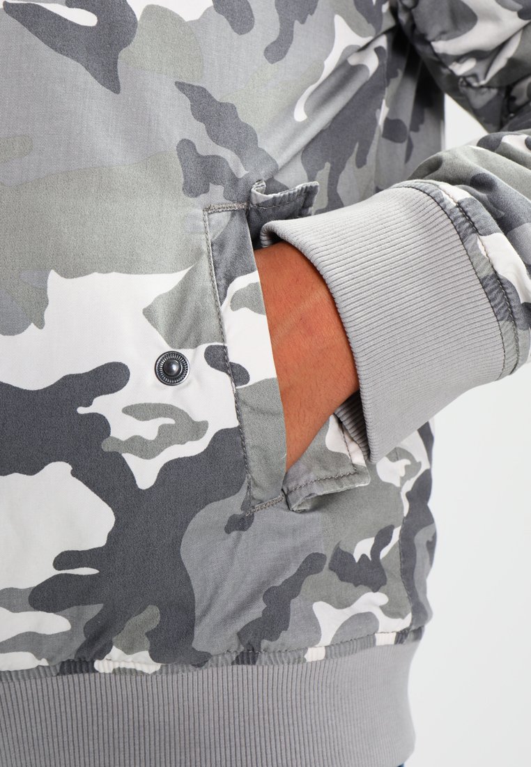 Herren Leichte Jacken | Urban Classics VINTAGE CAMO Bomberjacke snow/hellgrau - ZF11754 Herren Leichte Jacken | Urban Classics VINTAGE CAMO Bomberjacke snow/hellgrau - ZF11754