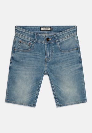 Short en denim bleu clair avec bouton devant, fermeture éclair, passants de ceinture et poches avant, avec des détails subtilement délavés.