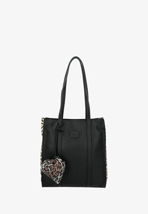 Bolso tote de cuero negro con acabado texturizado, acentos de estampado de leopardo y un charm decorativo en forma de corazón. Doble asas para llevarlo.