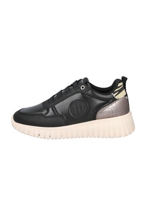 Zapatilla de piel negra con una suela gruesa de color beige, logotipo circular en el costado y detalles metálicos plateados en el talón. Diseño con cordones.