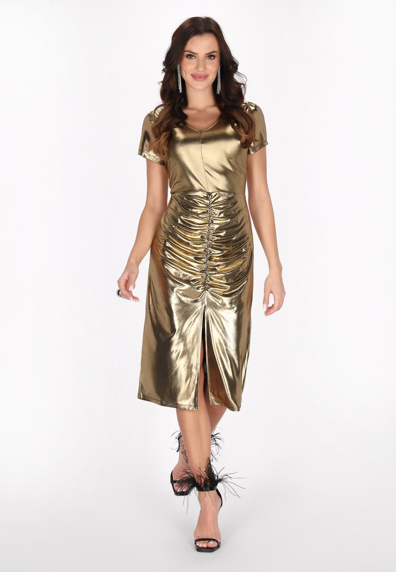 Gouden metallic midi-jurk met een aansluitende bodice, korte mouwen, geplooid detail aan de voorkant en een split aan de voorkant. Gekocht met zwarte verenhoge hakken.