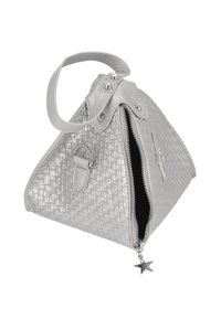 Grå vävd handväska med triangulär form, strukturerad yta, dragkedjestängning och en stjärnformad berlock fäst vid dragkedjehanken.