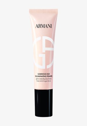 Tube de base illuminatrice Armani Luminous Silk avec corps rose doux, capuchon noir, et logo de la marque ainsi que texte du produit en blanc sur le devant.