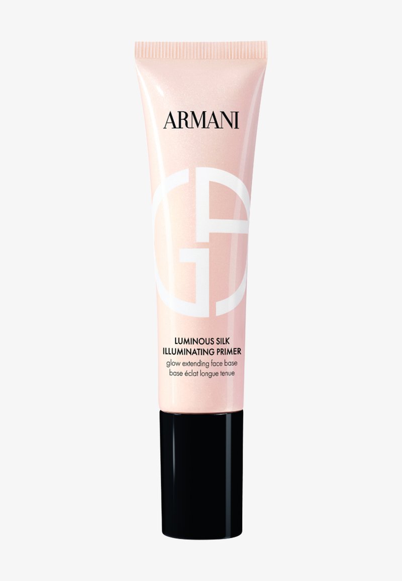 Tube de base illuminatrice Armani Luminous Silk avec corps rose doux, capuchon noir, et logo de la marque ainsi que texte du produit en blanc sur le devant.