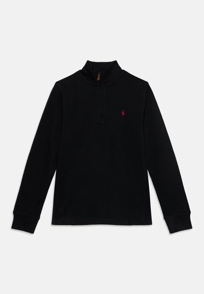 Pull noir à manches longues avec une fermeture éclair quartielle et un petit logo brodé rouge sur la poitrine gauche.