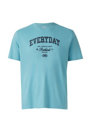 Jasnoniebieski T-shirt z krótkimi rękawami i nadrukiem tekstu „EVERYDAY FEEL OBSERVE GROW Rethink REFLECT” w ciemnoniebieskim kolorze na przodzie.