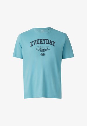 Jasnoniebieski T-shirt z krótkimi rękawami i nadrukiem tekstu „EVERYDAY FEEL OBSERVE GROW Rethink REFLECT” w ciemnoniebieskim kolorze na przodzie.