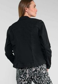 Zwarte spijkerjack met een fitted ontwerp, met een voorpand en rechte zoom. De textuur is glad en het heeft een eenvoudige kraag.