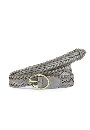 Cintura grigia intrecciata in pelle avvolta, con fibbia ovale in oro e estremità in pelle cucita su sfondo bianco.