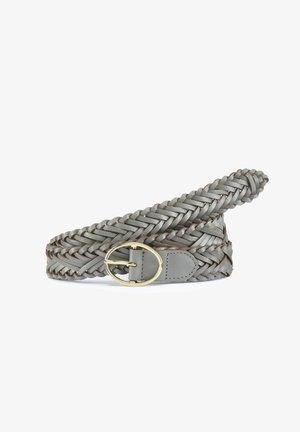 Ceinture en cuir gris tressé enroulée avec boucle ovale dorée et extrémité en cuir cousue sur fond blanc.