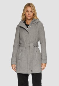 Manteau en laine gris avec une capuche, une taille ceinturée et des poches zippées. Présente une finition texturée et un design structuré.