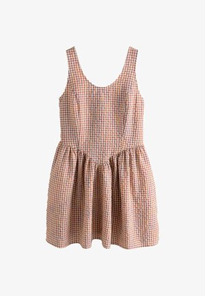 Vestido de cuadros con escote redondo, cintura fruncida y diseño sin mangas. La tela presenta un patrón de cuadros en tonos cálidos de naranja y marrón.