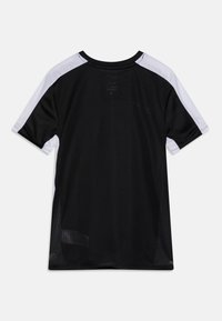 Maglia sportiva bianca e nera con maniche corte, realizzata in tessuto a rete traspirante, con scollatura rotonda e logo discreto sul retro.