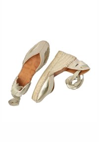 Espadrillas in tessuto beige con accenti metallici, fasce elastiche alla caviglia, suole in juta intrecciata e punte arrotondate. Trama liscia e design minimalista.