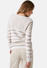 Maglione a righe in beige chiaro e bianco con texture a costine. Presenta un classico scollo tondo e maniche lunghe, mostrato da dietro.