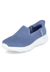 Zapato slip-on de Skechers en malla suave azul claro con una suela de goma blanca. Presenta una punta redondeada y una abertura elástica para facilitar su uso.