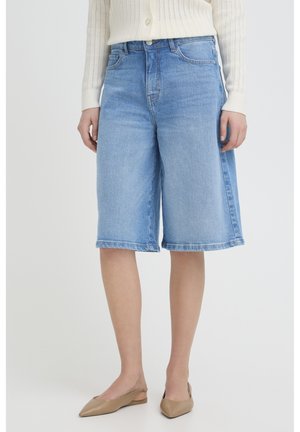 Lichtblauwe denim shorts met een losse pasvorm, tot op de knie, voorzien van de klassieke 5-pocket stijl en een close-up van een gladde tailleband.