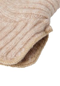 Accessorio in maglia di lana beige con coste testurizzate, caratterizzato da una sensazione morbida e calda e un bordo ripiegato per una maggiore robustezza e comfort.
