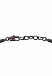 Braccialetto in catena nera composto da anelli ovali intrecciati, una fascia testurizzata e una chiusura metallica con un accento rosso. Design liscio e resistente.