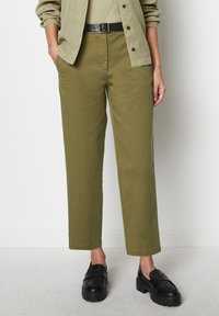 Marc O'Polo - MODELL KALNI AUS BIO-STRETCH - Trousers - cedar green Thumbnail Image 1