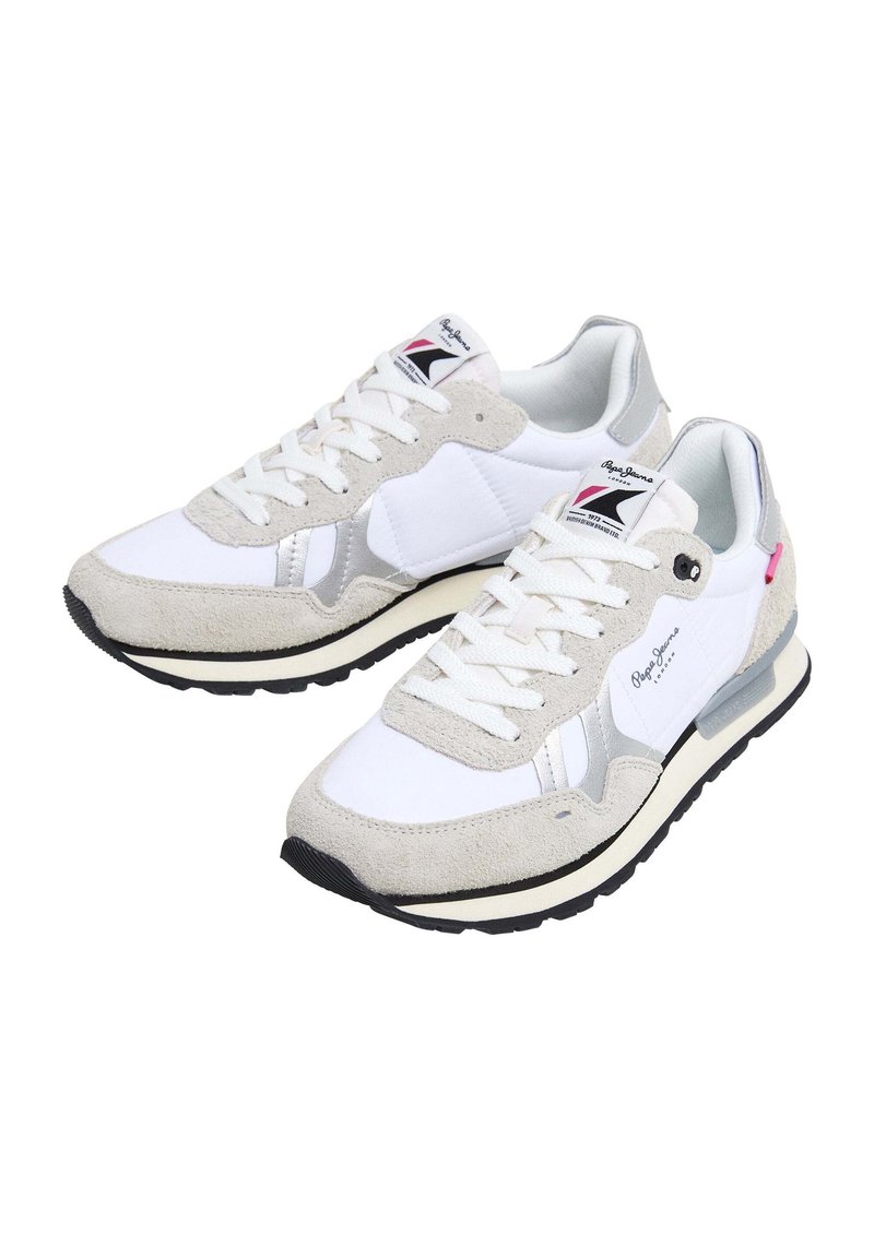 Sneaker bianche e grigie chiare con materiali in suede e mesh, dotate di un accento argento, lacci e una suola in gomma nera.